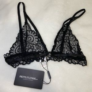 PrettyLittleThing Black Daisy Lace Harness Front Hook Bra